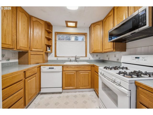 825 Ne 194TH Ave, Portland, OR 97230