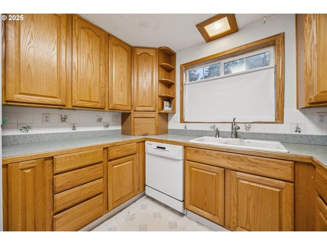 825 Ne 194TH Ave, Portland, OR 97230