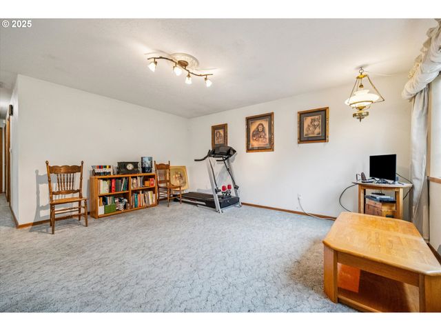 825 Ne 194TH Ave, Portland, OR 97230