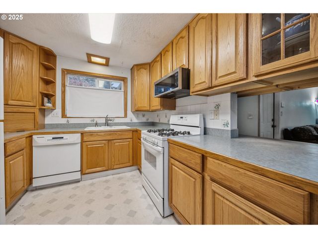 825 Ne 194TH Ave, Portland, OR 97230