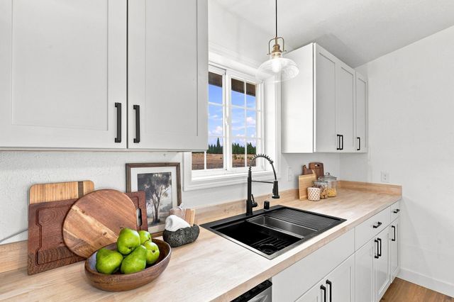1612 W Mason Rd, Deer Park, WA 99006