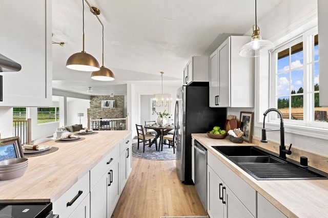 1612 W Mason Rd, Deer Park, WA 99006