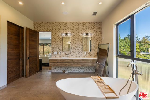 4607 Vanalden Avenue, Tarzana (los Angeles), CA 91356