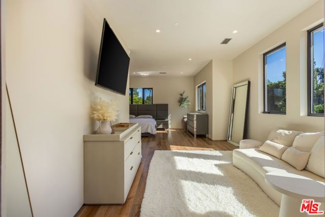 4607 Vanalden Avenue, Tarzana (los Angeles), CA 91356