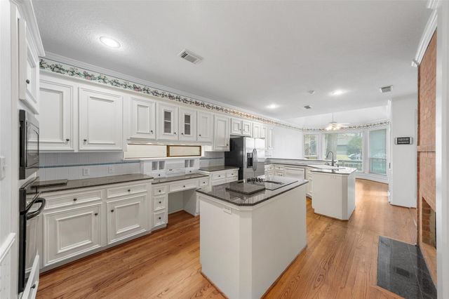 2910 Chaucer Drive, Montgomery, TX 77356