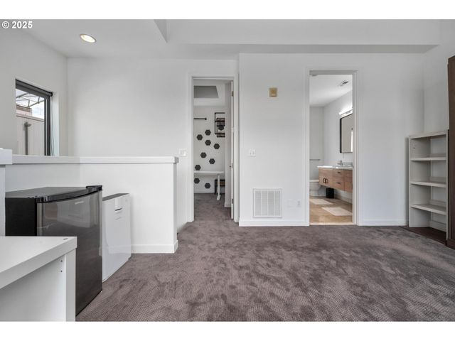 1634 Nw RIVERSCAPE St, Portland, OR 97209