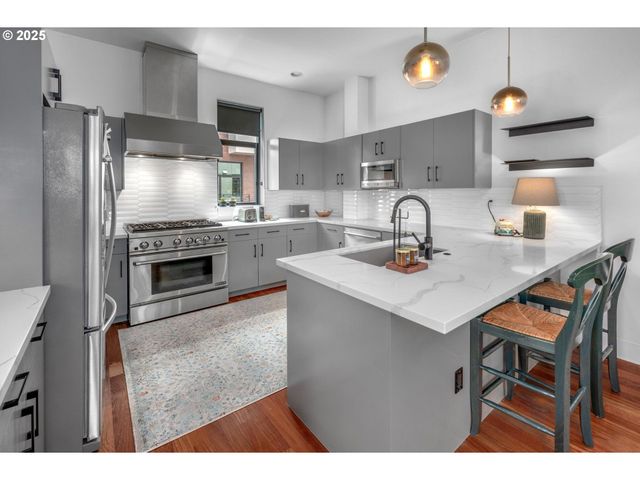 1634 Nw RIVERSCAPE St, Portland, OR 97209