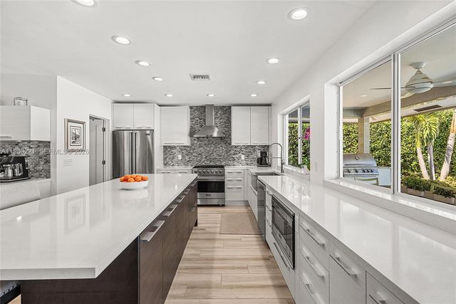 2809 NE 32nd St, Lighthouse Point, FL 33064