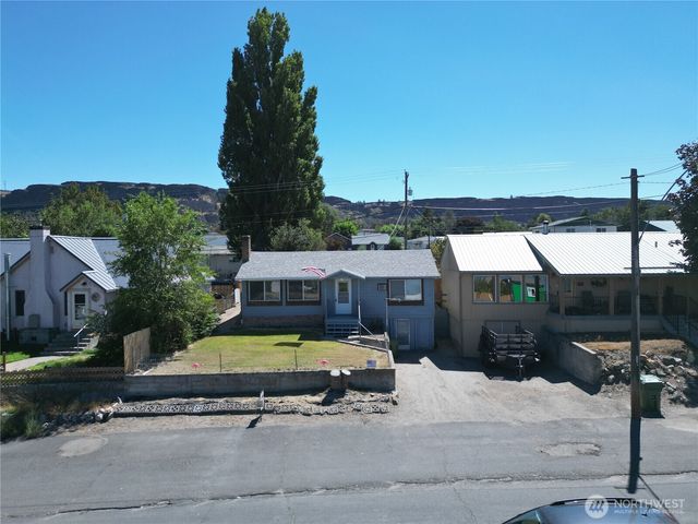 114 Coulee Boulevard, Electric City, WA 99123