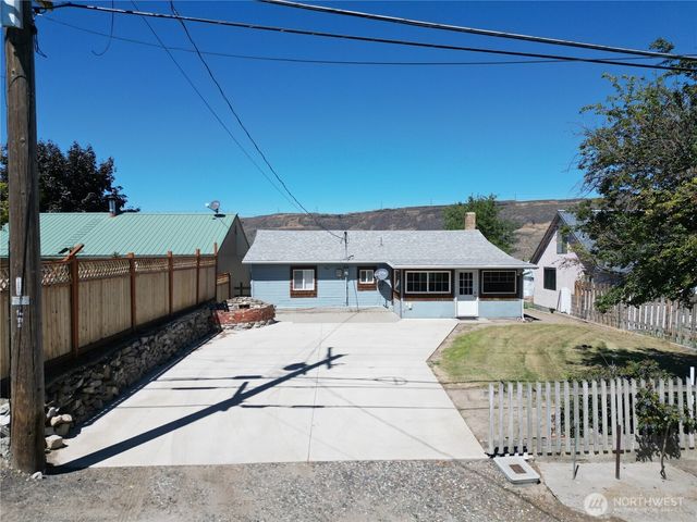 114 Coulee Boulevard, Electric City, WA 99123