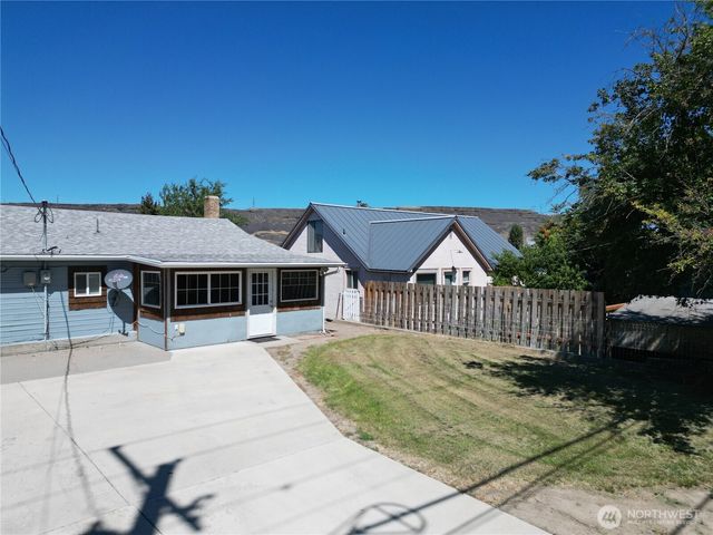 114 Coulee Boulevard, Electric City, WA 99123