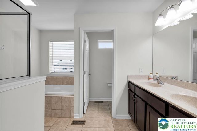 9675 Crescent Lane, Upper Macungie Twp, PA 18031