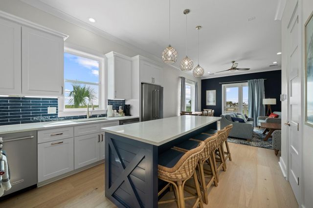 671 Seaside Dr, Crystal Beach, TX 77650