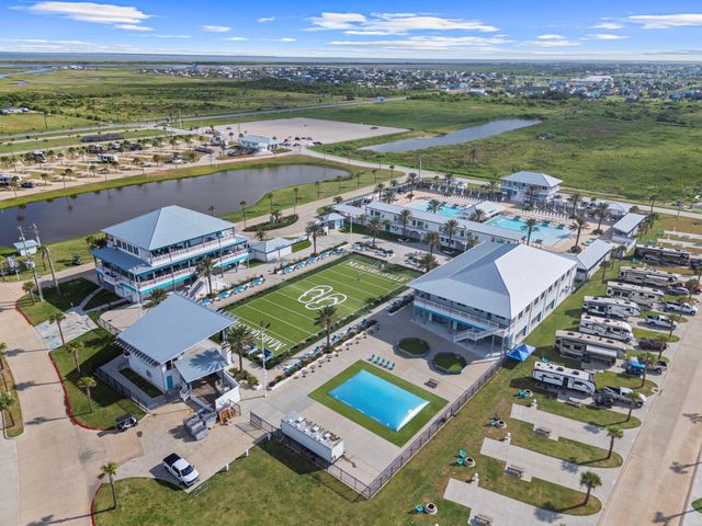 671 Seaside Dr, Crystal Beach, TX 77650