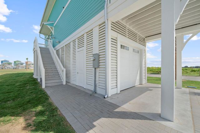 671 Seaside Dr, Crystal Beach, TX 77650