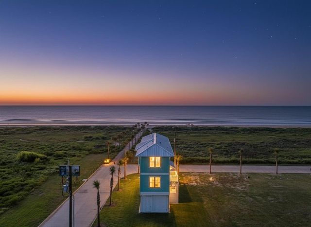671 Seaside Dr, Crystal Beach, TX 77650