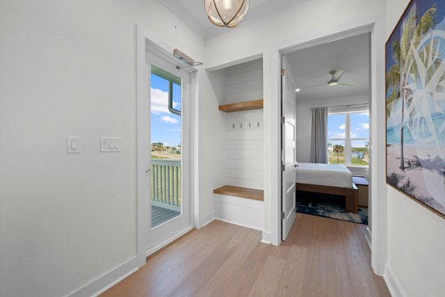 671 Seaside Dr, Crystal Beach, TX 77650