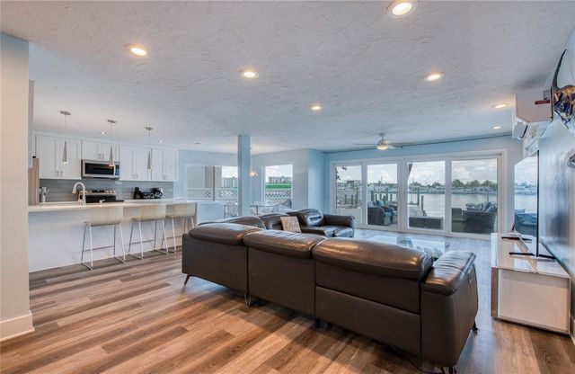 300 BAY PLZ, Treasure Island, FL 33706