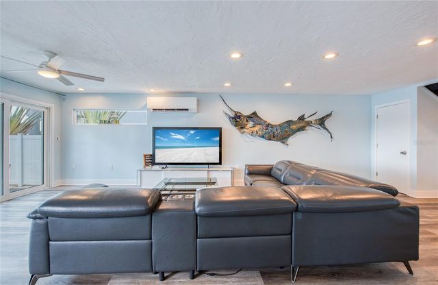 300 BAY PLZ, Treasure Island, FL 33706