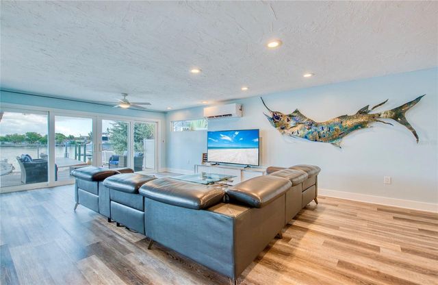 300 BAY PLZ, Treasure Island, FL 33706