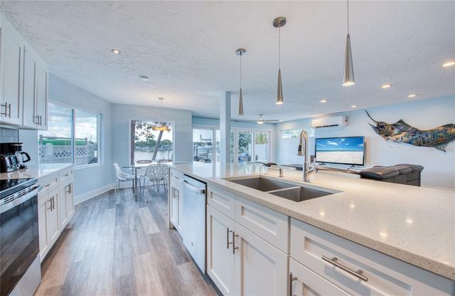 300 BAY PLZ, Treasure Island, FL 33706