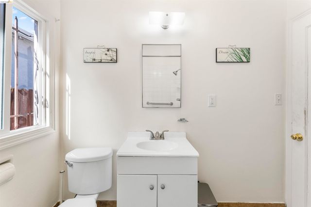 6504 Bancroft Ave, Oakland, CA 94605