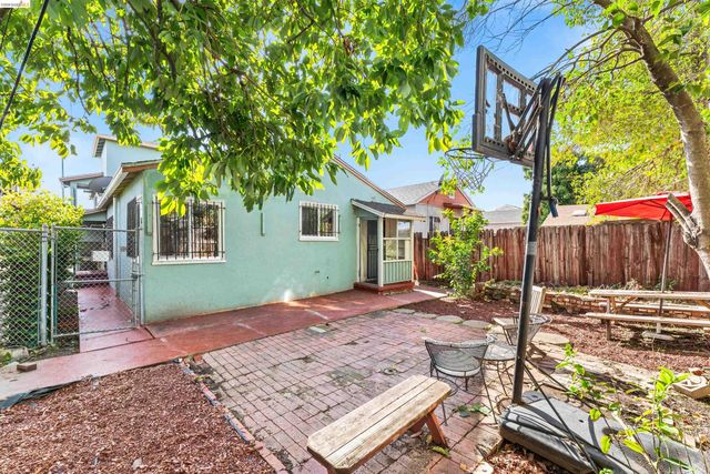 6504 Bancroft Ave, Oakland, CA 94605