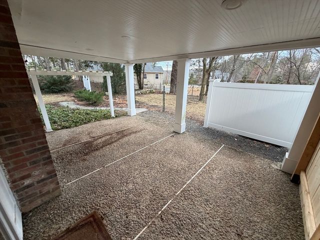 4 Meeting House Hill Road E, Dover, MA 02030