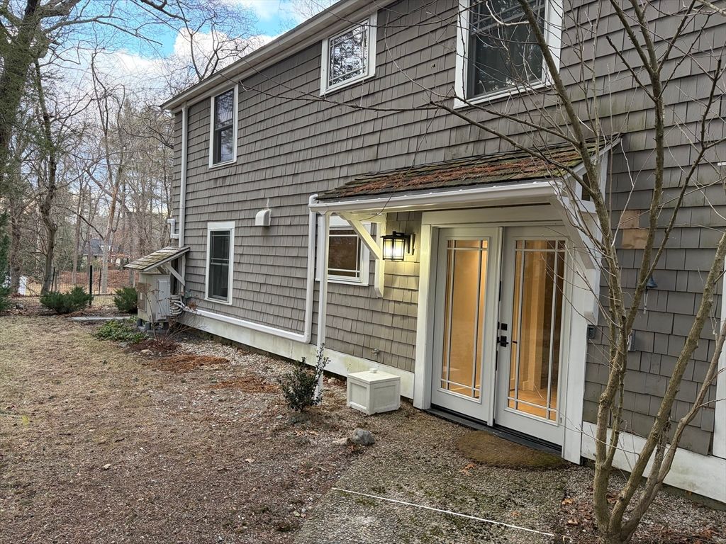 4 Meeting House Hill Road E, Dover, MA 02030