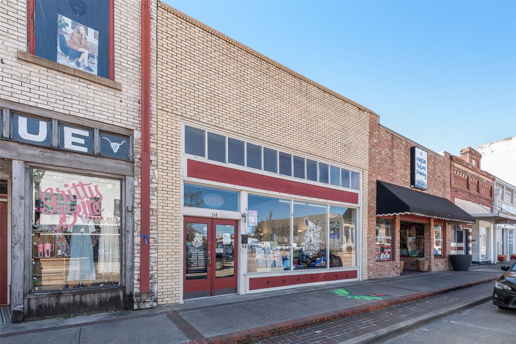 114 E Moore Avenue, Terrell, TX 75160