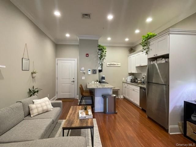 41 Green Street 2D, Huntington, NY 11743
