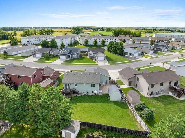 1905 26th St SW, Minot, ND 58701