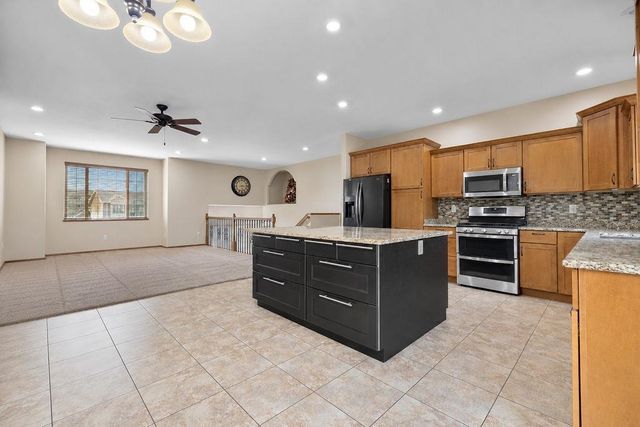 1905 26th St SW, Minot, ND 58701