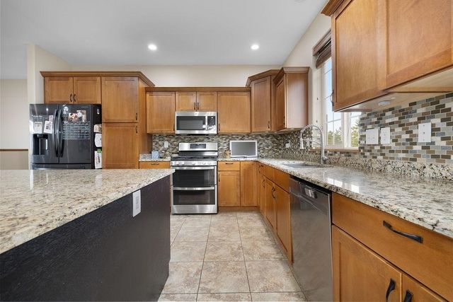 1905 26th St SW, Minot, ND 58701