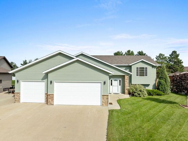 1905 26th St SW, Minot, ND 58701