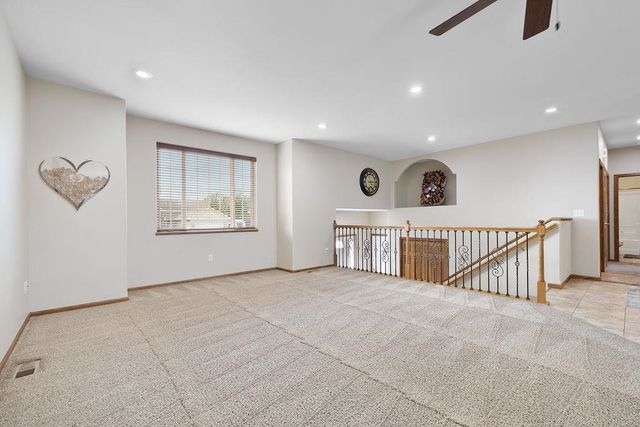 1905 26th St SW, Minot, ND 58701