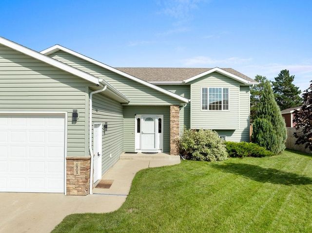1905 26th St SW, Minot, ND 58701