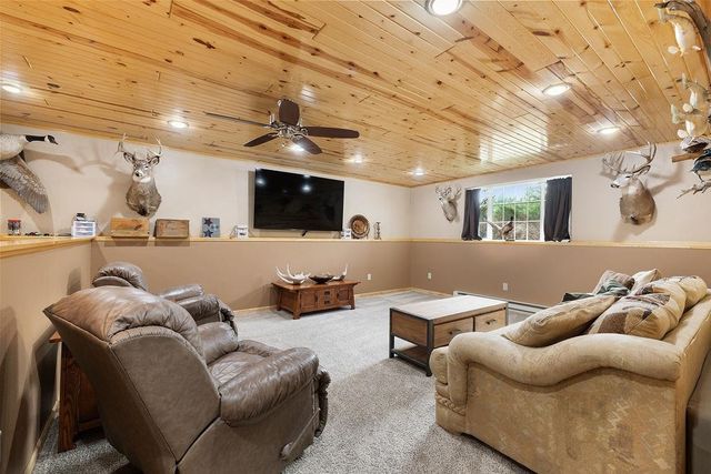 1905 26th St SW, Minot, ND 58701