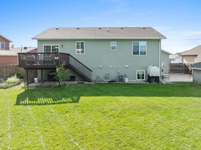 1905 26th St SW, Minot, ND 58701
