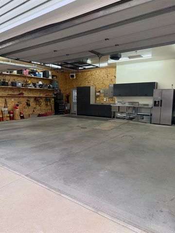 1905 26th St SW, Minot, ND 58701