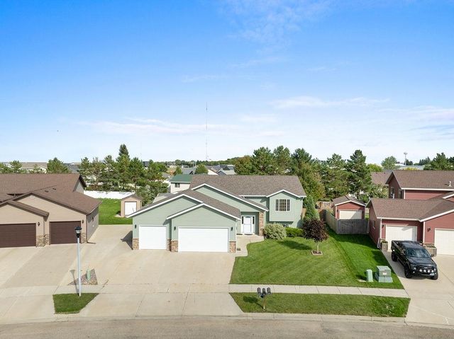 1905 26th St SW, Minot, ND 58701