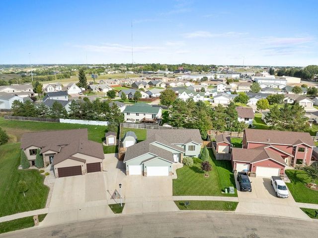 1905 26th St SW, Minot, ND 58701