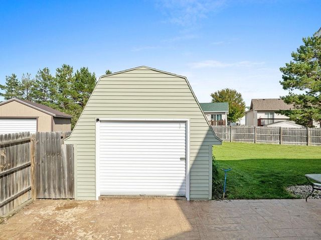 1905 26th St SW, Minot, ND 58701