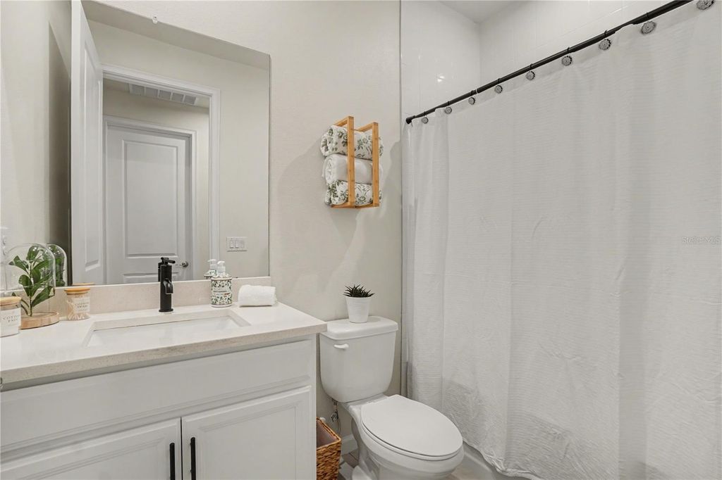 Image 17 of property listing at 18065 GRAND PROSPERITY DRIVE, Venice, FL 34293