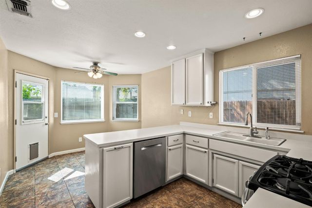 2911 Twin Creeks Ln, Rocklin, CA 95677