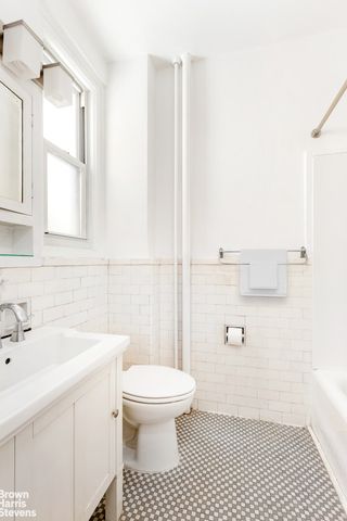27 W 55th St Apt 44, New York City, NY 10019