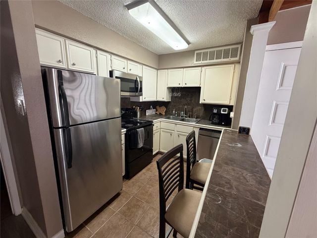 10855 Meadowglen Lane 8, Houston, TX 77042