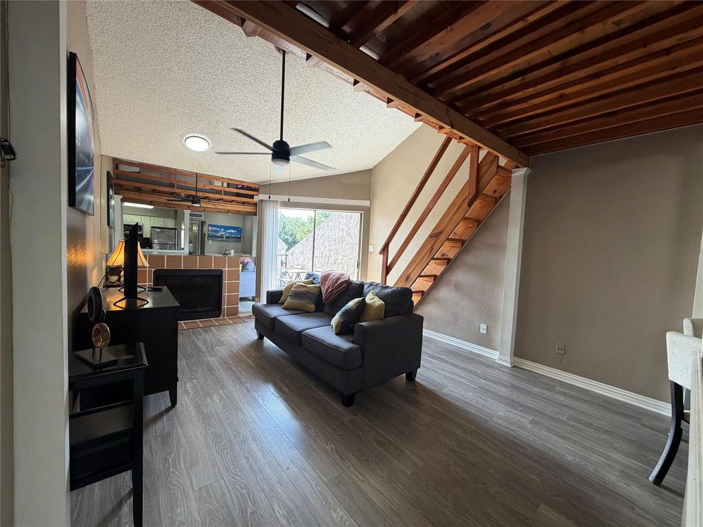 10855 Meadowglen Lane 8, Houston, TX 77042