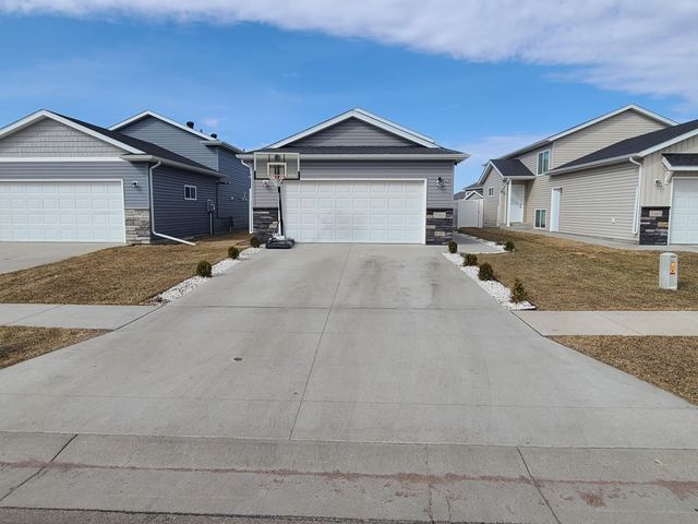 3365 Maple Leaf Loop S, Fargo, ND 58104