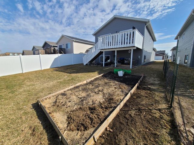 3365 Maple Leaf Loop S, Fargo, ND 58104